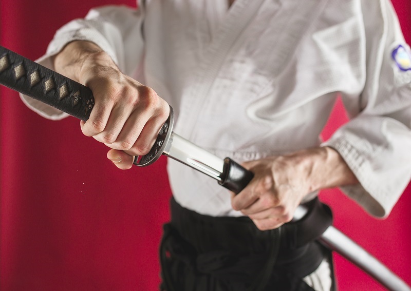 Le sabre confisqué par la police est équipé d'une lame de 52 cm - Illustration © Adobe Stock