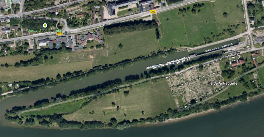 Les deux adolescents naviguaient sur le canal du port de plaisance, un bras mort qui borde l'île de la Requête et la Seine (@Google Maps)