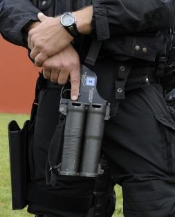 Le gomm cogne, utilisé notamment par les policiers, est une arme qui tire des balles en caoutchouc. Elle peut faire des dégâts à bout portant (Photo d'illustration)