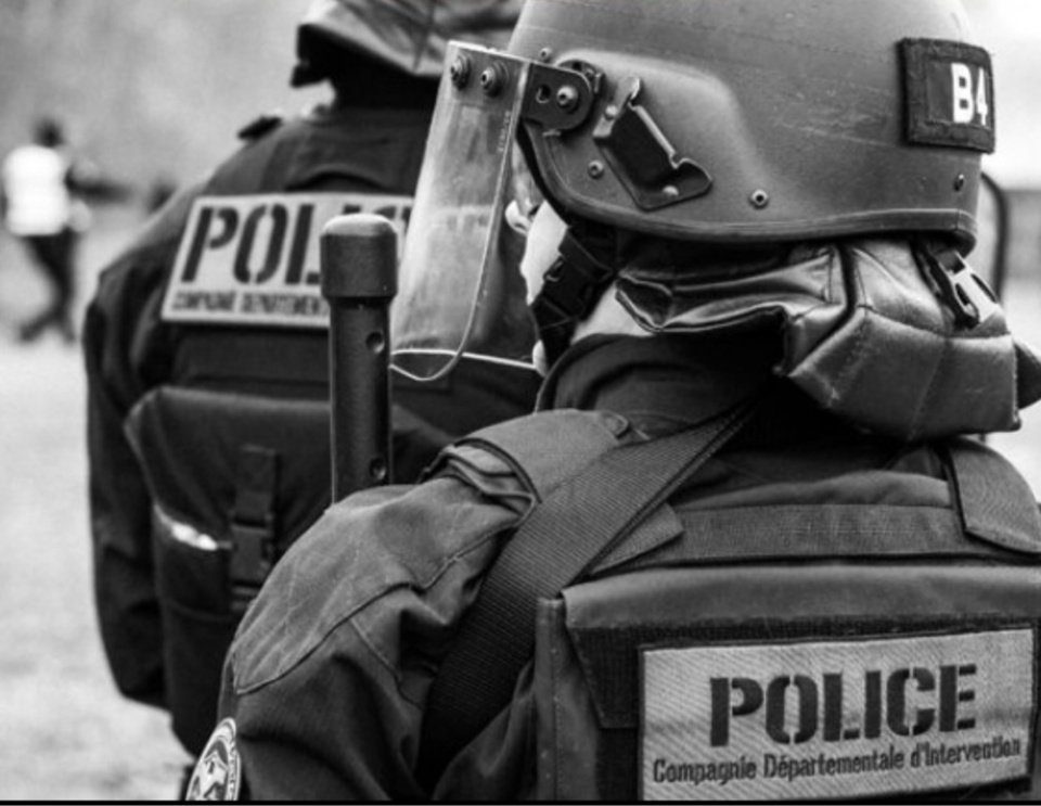 Les policiers ont été contraints dans certaines situations de faire usage de grenades lacrymogènes et de balles de défense pour disperser les assaillants - Illustration @ DDSP78/Twitter