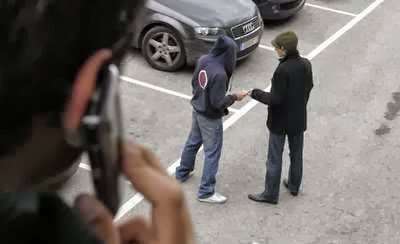 Pendant des mois, des gendarmes en civil ont observé et photographié discrètement les trafiquants au cours de leurs transactions au pied des immeubles (Photo d'illustration)