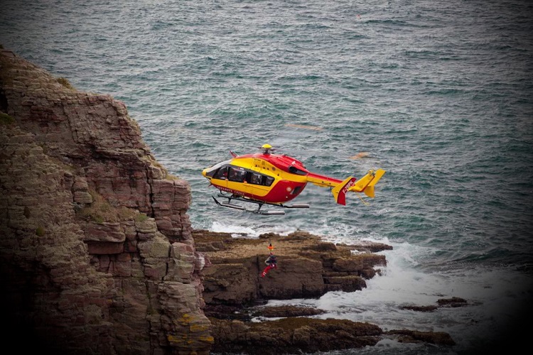 Dragon 76, hélicoptère de la sécurité civile, a mis en sécurité les deux témoins qui ont voulu porter secours à la jeune femme - Illustration © Adobe Stock