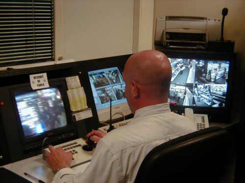 La plupart des grands magasins disposent d'un système de surveillance interne et d'agents de sécurité (Photo d'illustration)