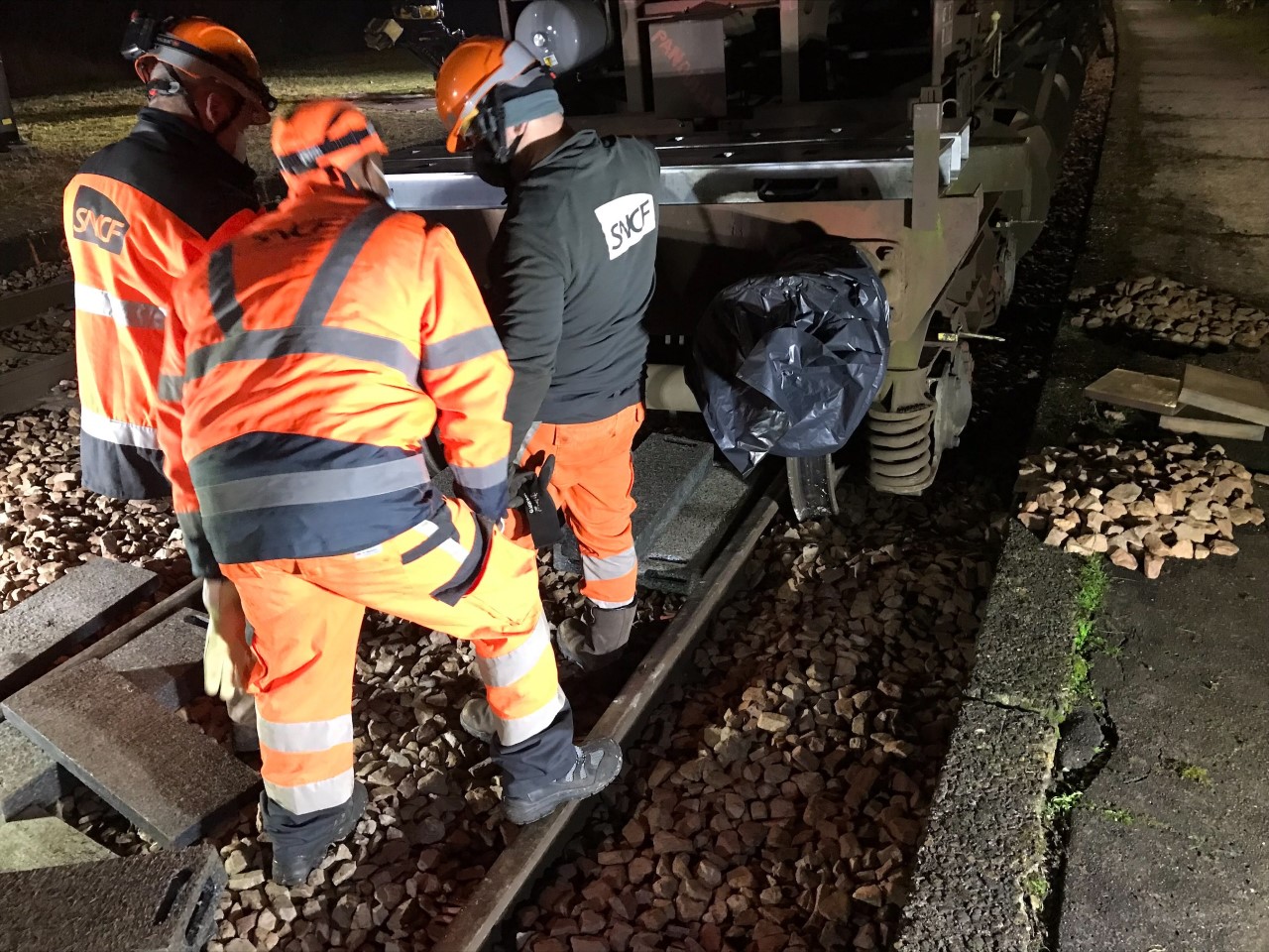 Le wagon a été remis sur ses rails - Photo © SNCF/Twitter