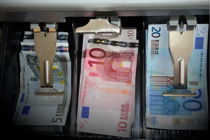 Le malfaiteur s'est fait remettre le contenu de la caisse. Le montan t du butin n'a pas été communiqué - Illustration © AdobeStock