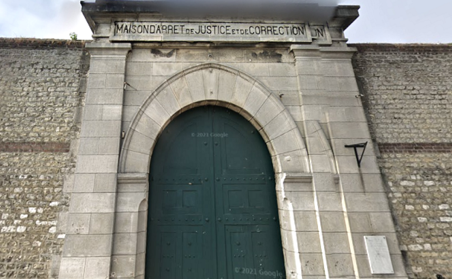 Le Code pénal prévoit jusqu'à un an de prison et une forte amende pour les auteurs de parachutage d'objets illicites dans une prison - Illustration © Google Maps