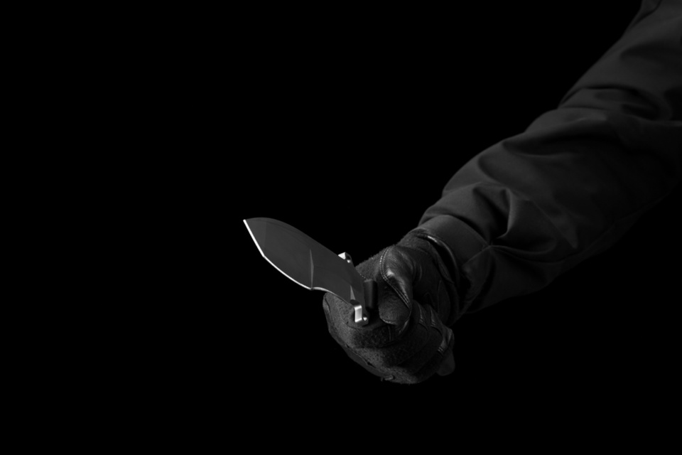 L'un des hommes a menacé les victimes avec un couteau papillon - Illustration © Adobe Stock