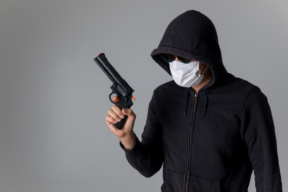 L’homme est entré dans le bar tabac en exhibant une arme de poing et une bombe lacrymogène - Illustration @ Adobe Stock