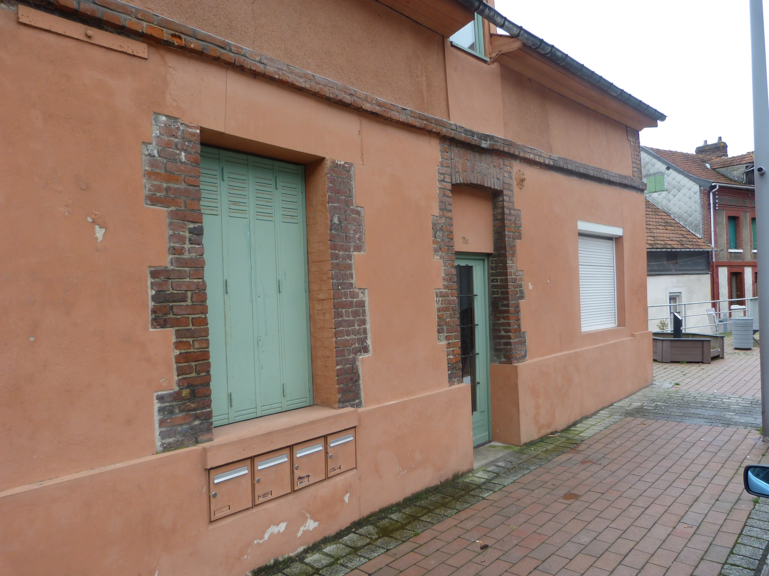 C'est dans cette habitation que deux des cambrioleurs ont été interpellés à Amfreville-la-Mivoie. Ils ont pénétré à l'intérieur après avoir fracturé la vitre de la porte d'entrée (Photo : DR)