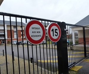 L'un des cambrioleurs a été récupéré par les policiers alors qu'il était agrippé à la clôture de cette résidence. Il était blessé aux mains (Photo : DR)