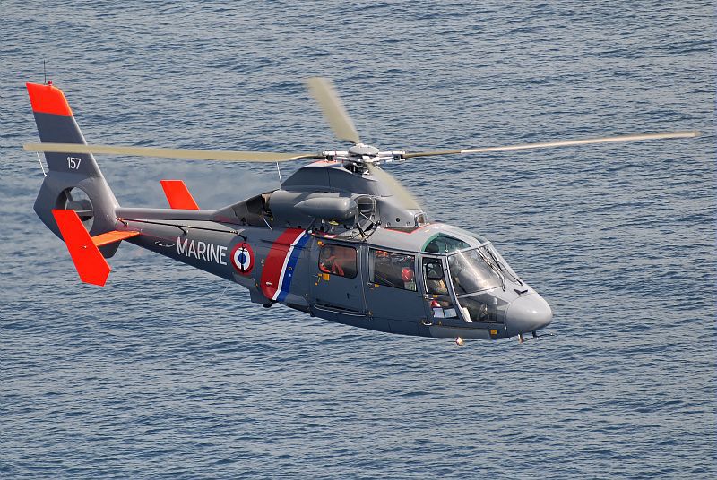 Le marin électrisé a été hélitreuillé à bord de l'hélicoptère Dauphin de la Marine nationale (Illustration @Marine nationale)
