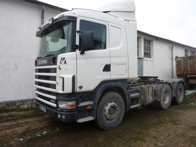 Les tracteurs de semi-remorques étaient garés dans la cour de l'entreprise  (Photo d'illustration)