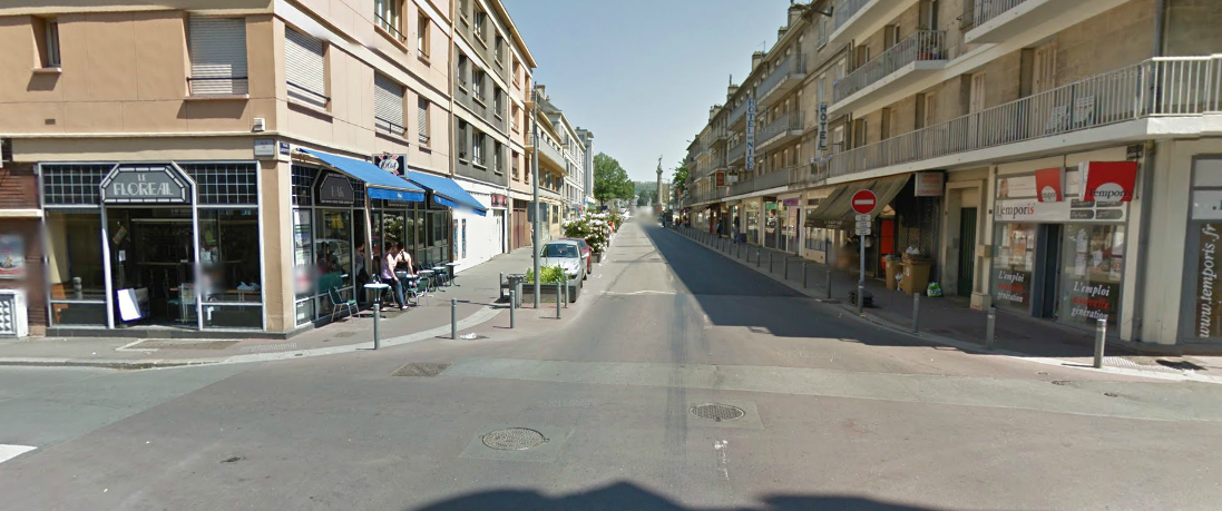 La collision s'est produite ici, à l'intersection des rues Lafayette et de Lessard, sur la rive gauche de Rouen. L'ambulance a été projetée dans la devanture du café Le Floréal (à gauche) @Photo d'illustration Google Maps