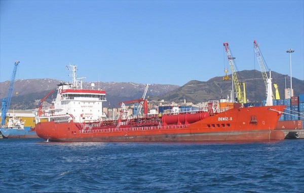 Le chimiquier Deniz-s mesure 105,50 mètres de long. Il transporte de la matière liquide.