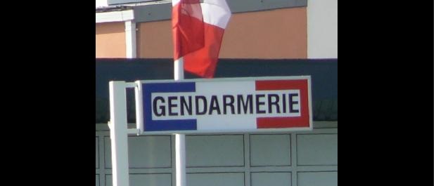 Il vient à la gendarmerie ivre au volant de sa voiture et alors que son permis est annulé