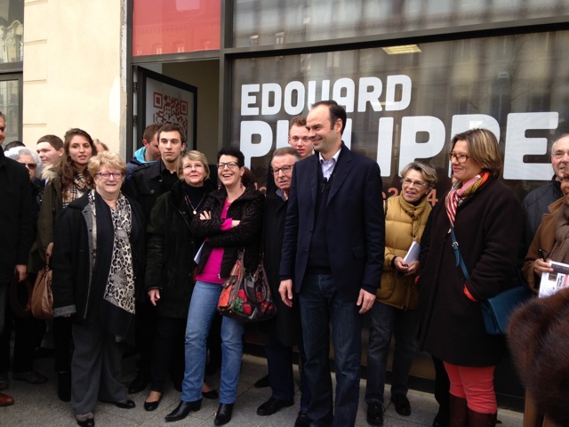 Le candidat Edouard Philippe, entouré de quelques-uns de ses soutiens, lors de l'inauguration du local de campagne (Photo : DR)