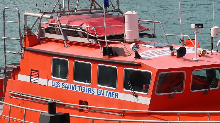Les nauifragés ont été récupérés par une embarcation des sauveteurs en mer - Illustration © Adobe Stock
