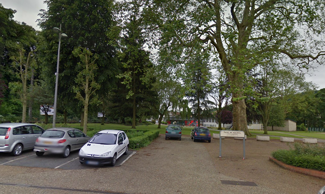 Le corps de la victime a été découvert ce samedi soir dans un parc public en bordure de la rue du Général de Gaulle, au Houlme, dans la banlieue de Rouen (@Google Maps)