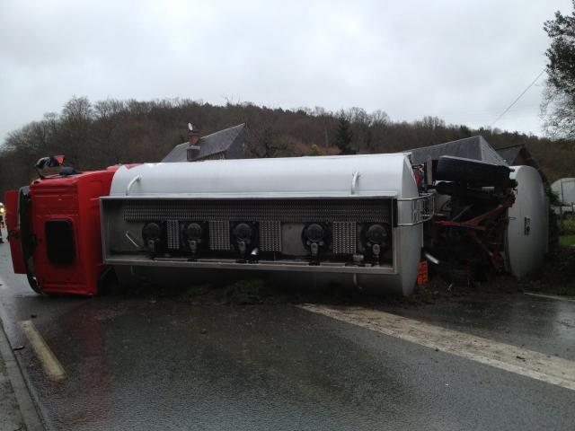 Près de 8 000 des 33 000 litres de gas-oil que contenait la citerne se sont répandus sur la chaussée et dans un ruisseau, le Bec, situé à proximité (Photo DR)