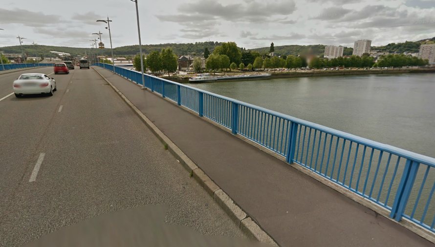 Lorsque les policiers sont intervenus, l'homme avait enjambé la balustrade du pont et se retenait à bout de bras prêt à se laisser tomber  (@Google Maps)
