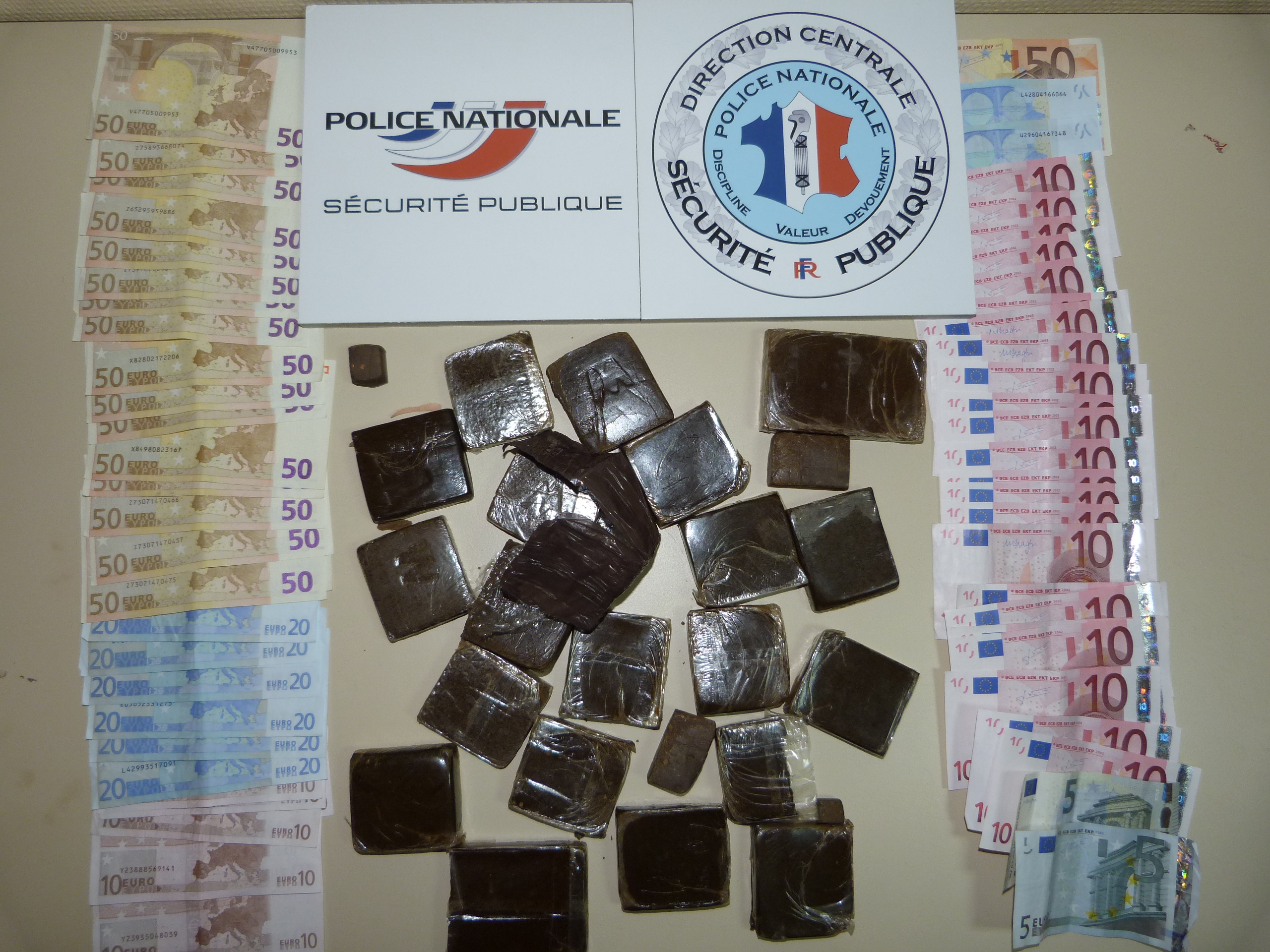 Plus d'un kilo de résine de cannabis et des billets de banque saisis en Seine-Maritime