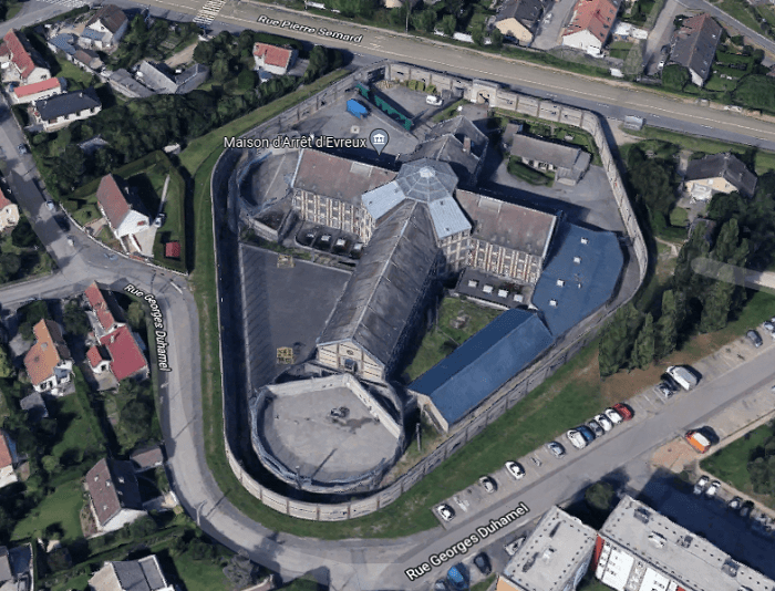 Les deux jeunes gens ont été interpellés en flagrant délit à proximité du mur d'enceinte de la prison,  rue Georges-Duhamel - Illustration © Google Maps