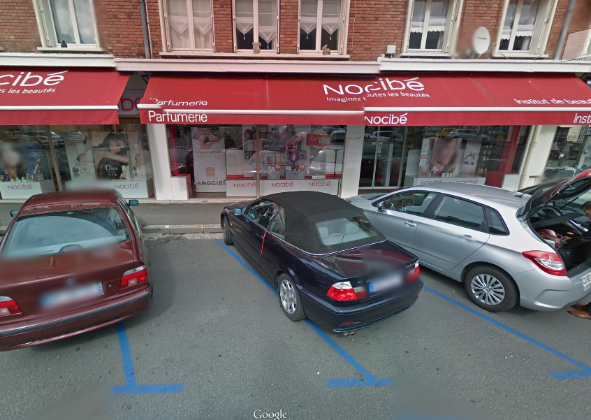 Des témoins ont été réveillés par le bruit lorsque la voiture a défoncé la vitrine de la boutique (Photo d'illustration Google Maps)