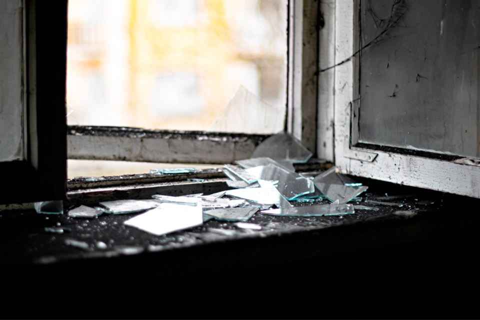 Le cambrioleur a brisé une vitre pour pénétrer dans le pavillon - Illustration @ Adobe Stock