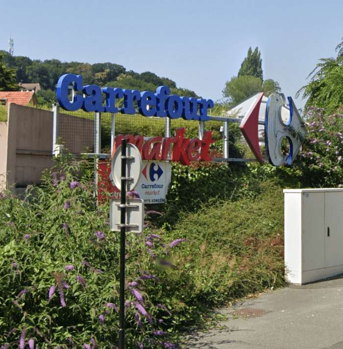 Les deux malfaiteurs ont pénétré dans les réserves du supermarché en passant par le quai de chargement  - Illustration © Google Maps