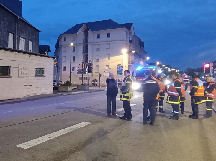 Sapeurs-pompiers et gendarmes sont venus sur place ce soir pour évaluer les risques - Photo © Gendarmerie de Seine-Maritime