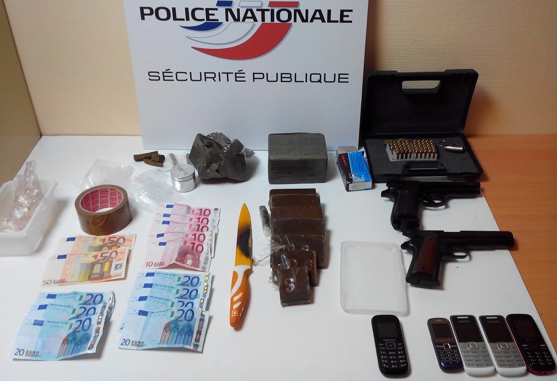 Résine de cannabis, armes, argent et téléphones portables ont été saisis lors de la perquisition au domicile du suspect dans la zone de sécurité prioritaire (ZSP) @ DR