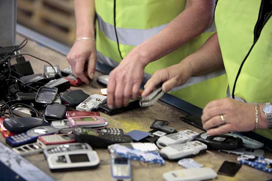 Les vieux mobiles récupérérs par Orange en Haute-Normandie et en Afrique sont recyclés au Havre, dans une société spécialisée (Photo d'illustration)