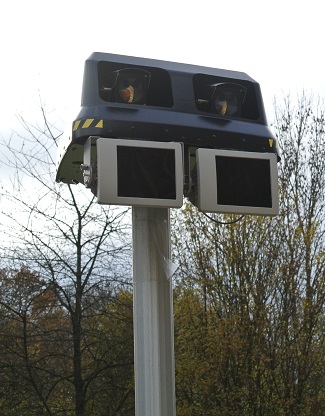 Au sommet du pylône du radar, deux caméras infrarouges et des capteurs calculent la vitesse (Photo @InfoNormandie)