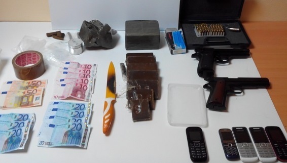La drogue était conditionnée sous la forme de plaquettes. Les policiers ont également saisi les deux armes, les couteaux et les téléphones portables qui servaient au trafic