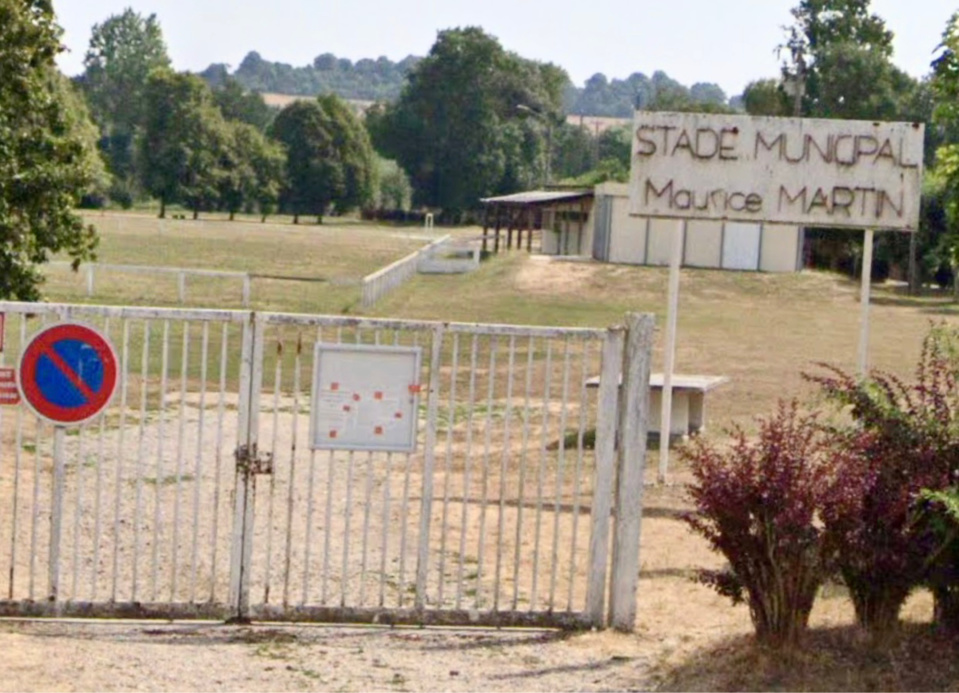 La victime, en arrêt cardio-respiratoire,  a été découverte par les sapeurs-pompiers sur le stade municipal situé en bordure de la rivière l'Eure - illustration