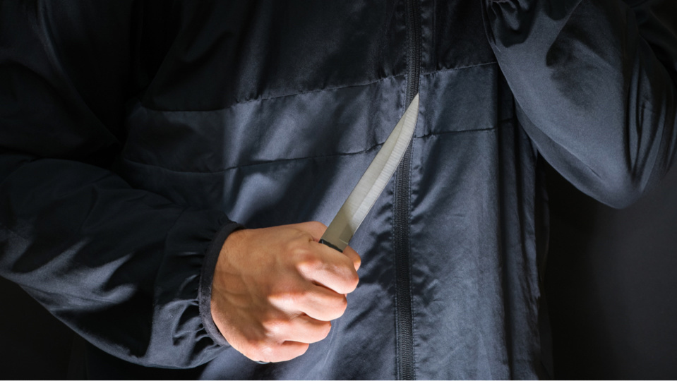 L’un des protagonistes de la bagarre a menacé les policiers avec un couteau - Illustration @ Adobe Stock