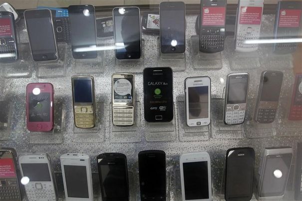 Les cambrioleurs ont fait main basse sur les téléphones exposés dans la boutique (Photo d'illustration)