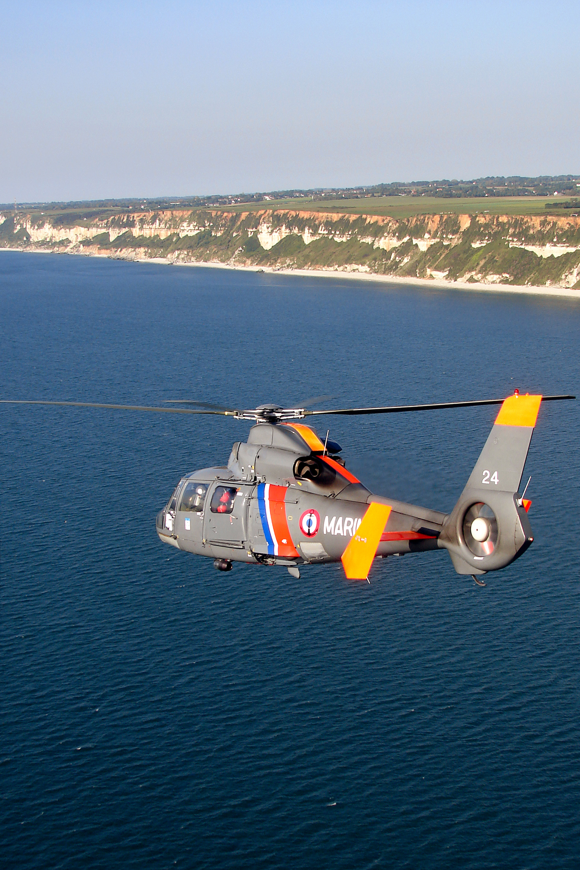 Les trois promeneurs ont été hélitreuillées à bord du Dauphin de la Marine @Marine nationale