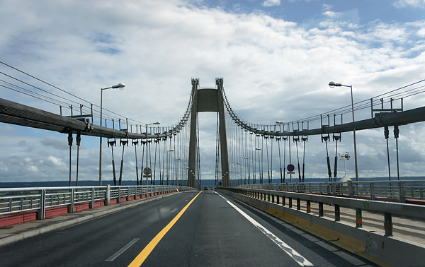 Les ouvriers travaillaient dans une nacelle sur la structure métallique du pont, à vingt-mètres de hauteur (Photo d'illustration)
