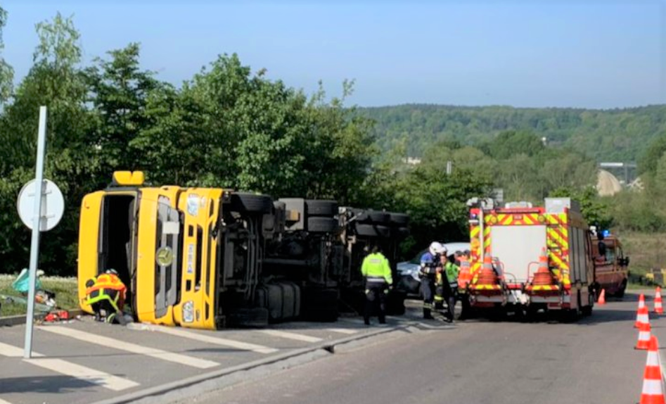 La conductrice s'est retrouvée bloquée dans sa cabine - Photo © DDSP76