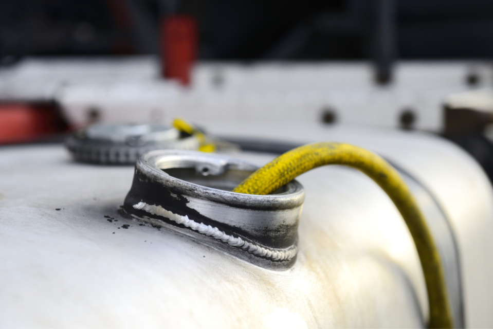 A l’arrivée de la police, les deux suspects siphonnaient le réservoir à l’aide d’une pompe - illustration @ Adobe Stock