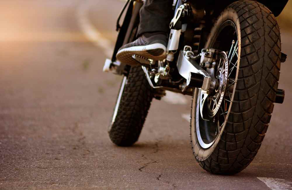 Le motard aurait perdu le contrôle de son engin dans des circonstances indéterminées - illustration iStock