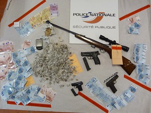 Argent, drogue et armes ont été saisis lors des perquisitions aux domiciles des suspects (Photo DR)