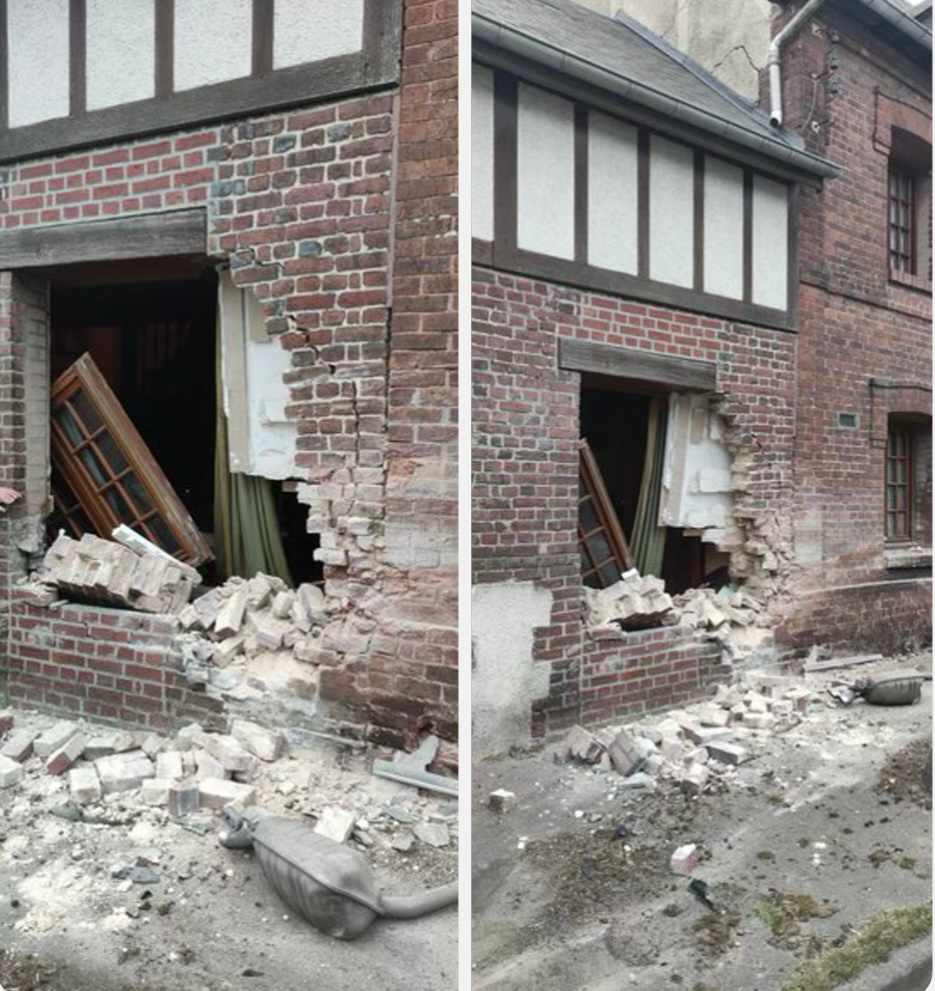 Sous la violence du choc, la façade de la maison a été partiellement éventrée - Photos © SDIS76