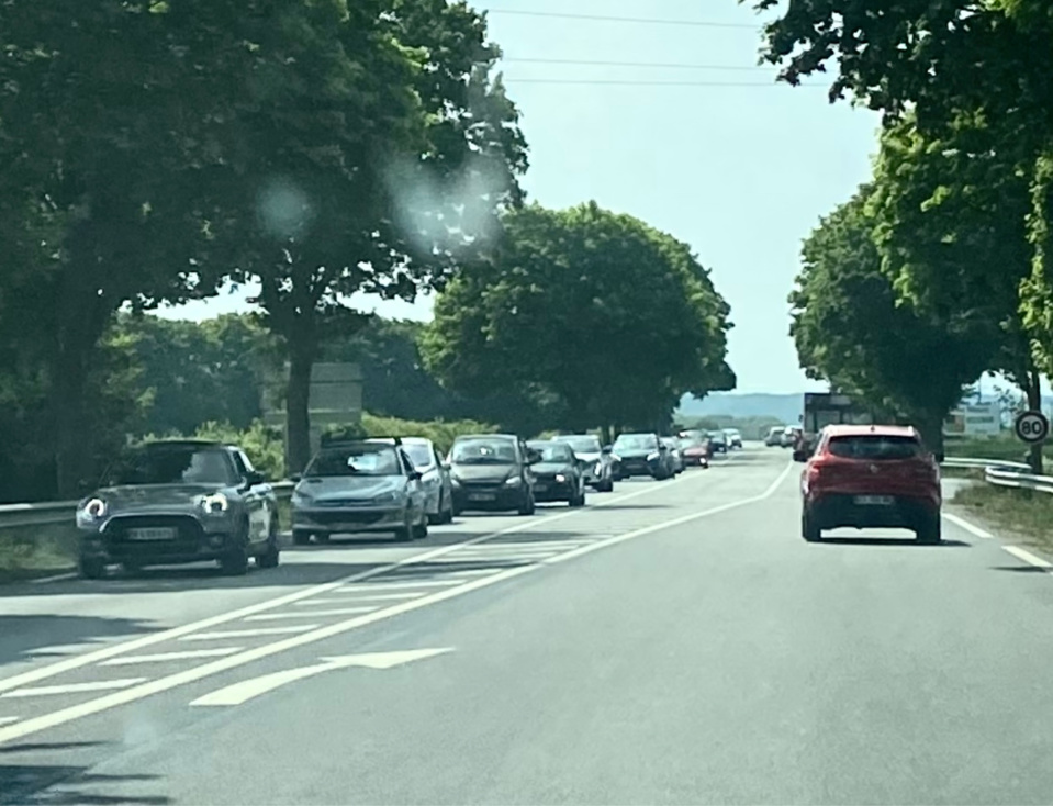 Un bouchon de plusieurs kilomètres s'est formé en amont de l'accident, en direction de Paris - IPhoto © infoNormandie