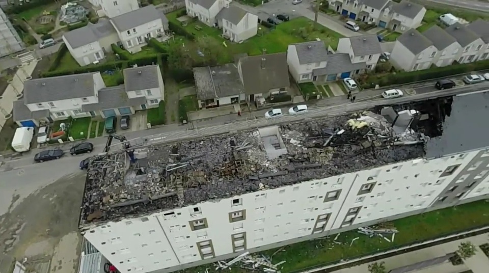 La toiture de l'immeuble Quercy a été fortement endommagée par le feu (Capture d'écran vidéo de la ville de Fécamp)