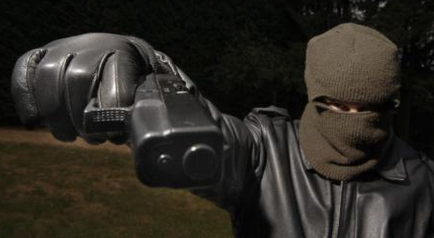 Le malfaiteur Havrais était à chaque fois encagoulé, ganté et armé d'un pistolet automatique (Photo d'illustration)