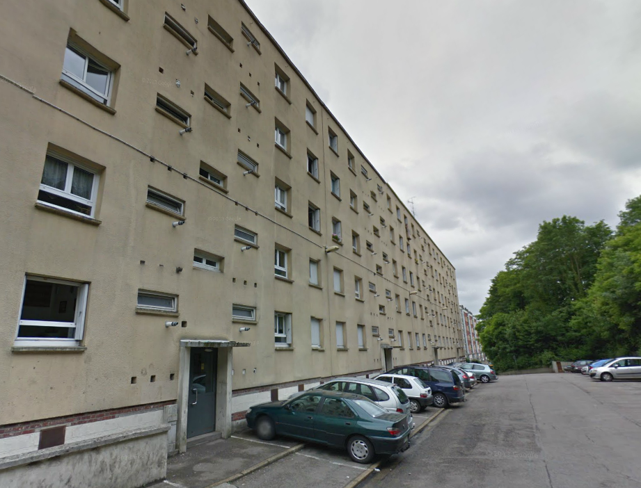 Le jeune homme a chuté du 5e étage de cet immeuble situé rue Goubermoulins @Google Maps