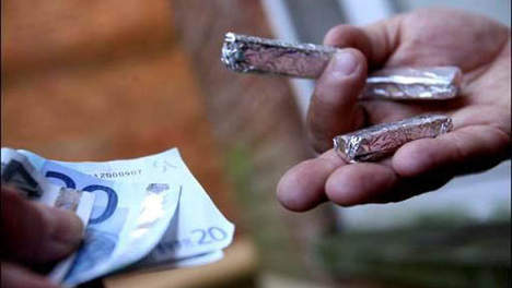 Des morceaux de cannabis et 750 euros dont la provenance est suspecte ont été saisis sur le conducteur de la Rover (Photo d'illustration)