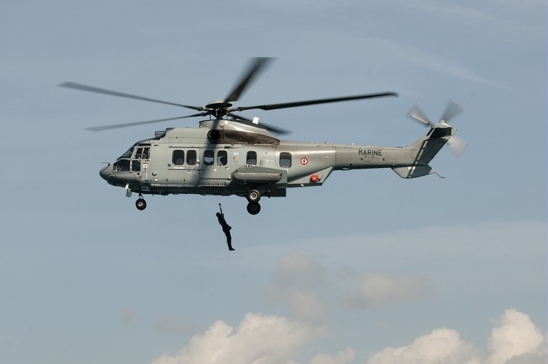 Les trois personnes ont été helitreuillés à bord de l'hélicoptère de service public (Photo Jérôme Hary/Marine nationale)
